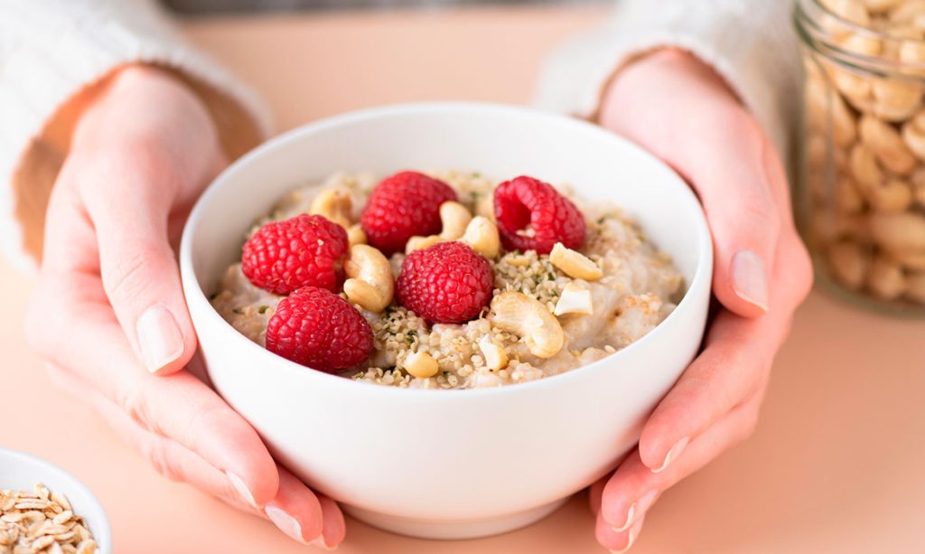 Tazón de avena con frutas y nueces — desayuno saludable y natural que aporta energía, fibra y nutrientes esenciales para el bienestar diario.